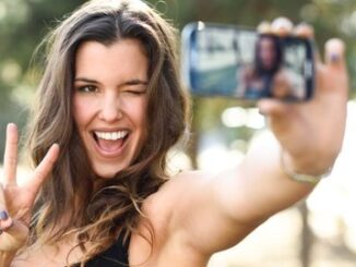 cara selfie keren yang bagus dengan kamera hp simak tipsnya 326x245 - Penjelasan Ilmuwan Psikologi Ini tentang Orang-orang yang Suka Selfie